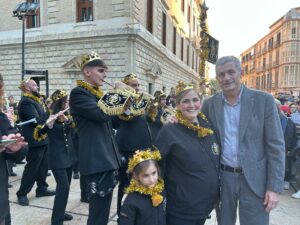 congregantes de mena en el pasacalles de los reyes magos